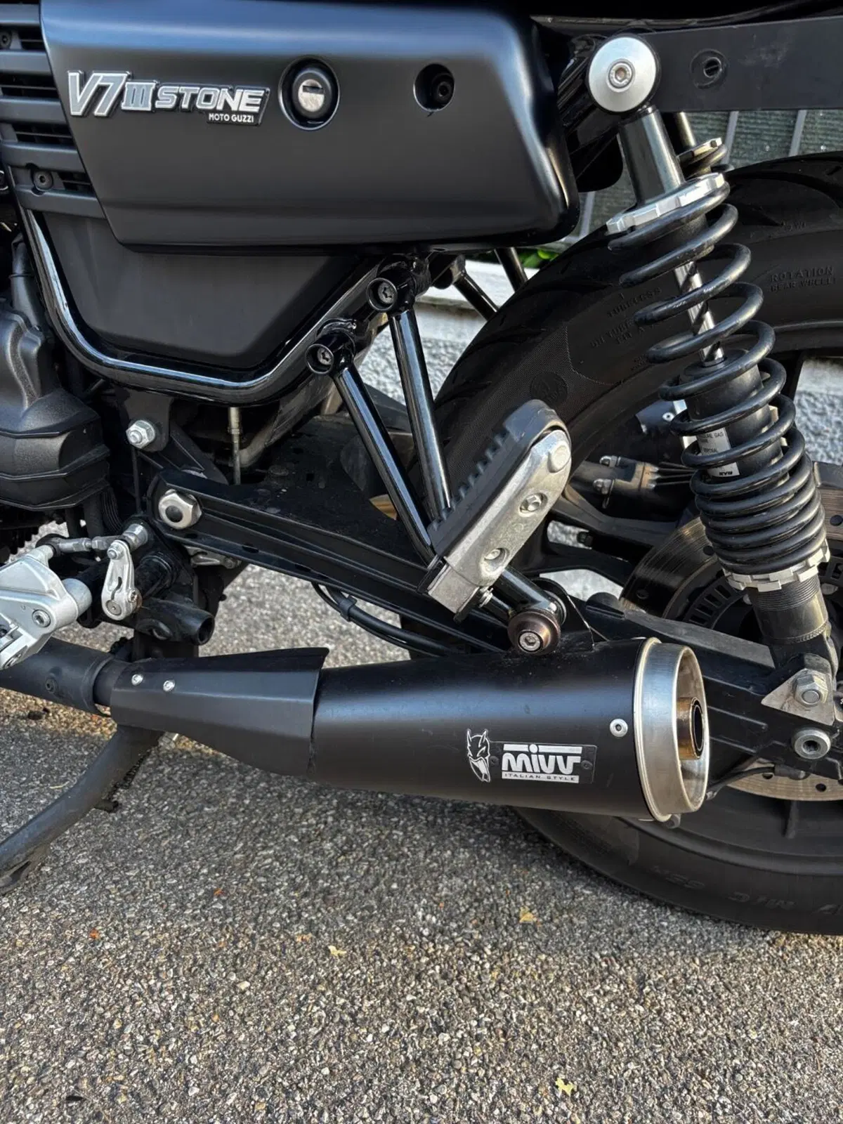 Moto Guzzi V7 III Stone (2017 - 20) (4)