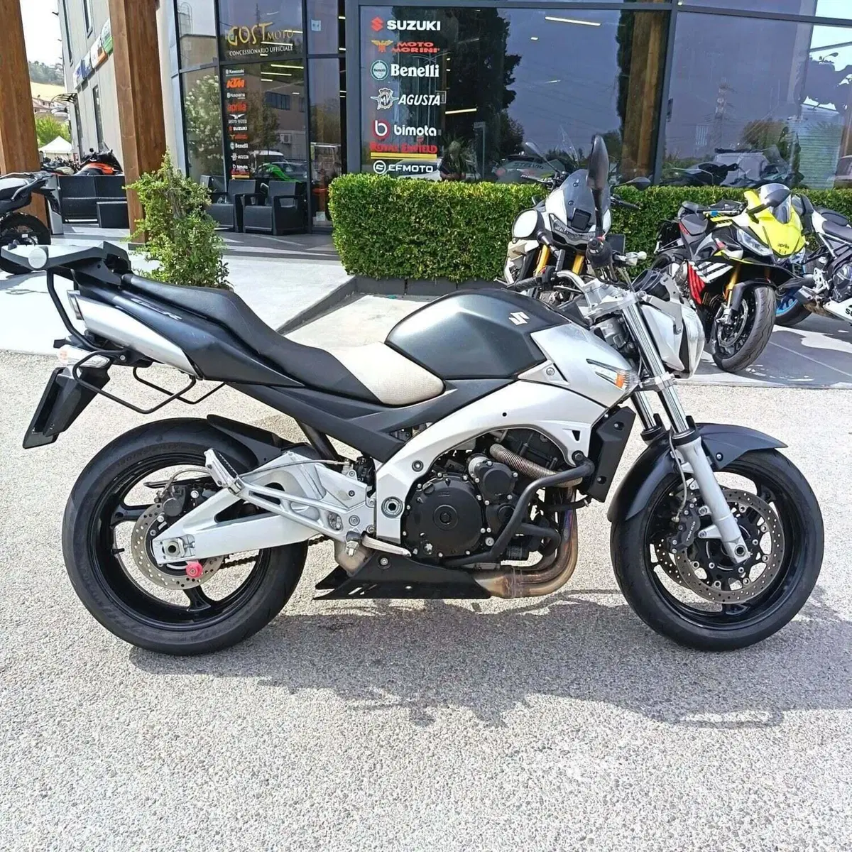 Suzuki GSR 600 (2006 - 11) (2)