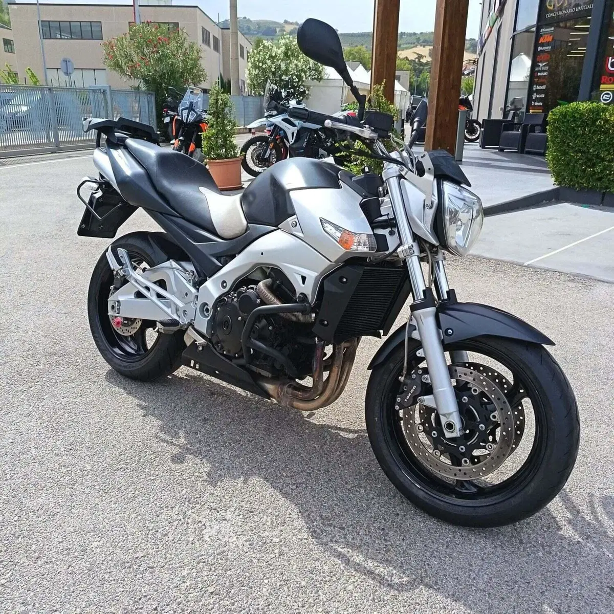 Suzuki GSR 600 (2006 - 11) (4)