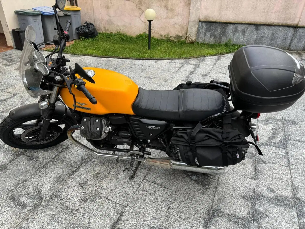 Moto Guzzi V7 II Stone (2015 - 17) (2)