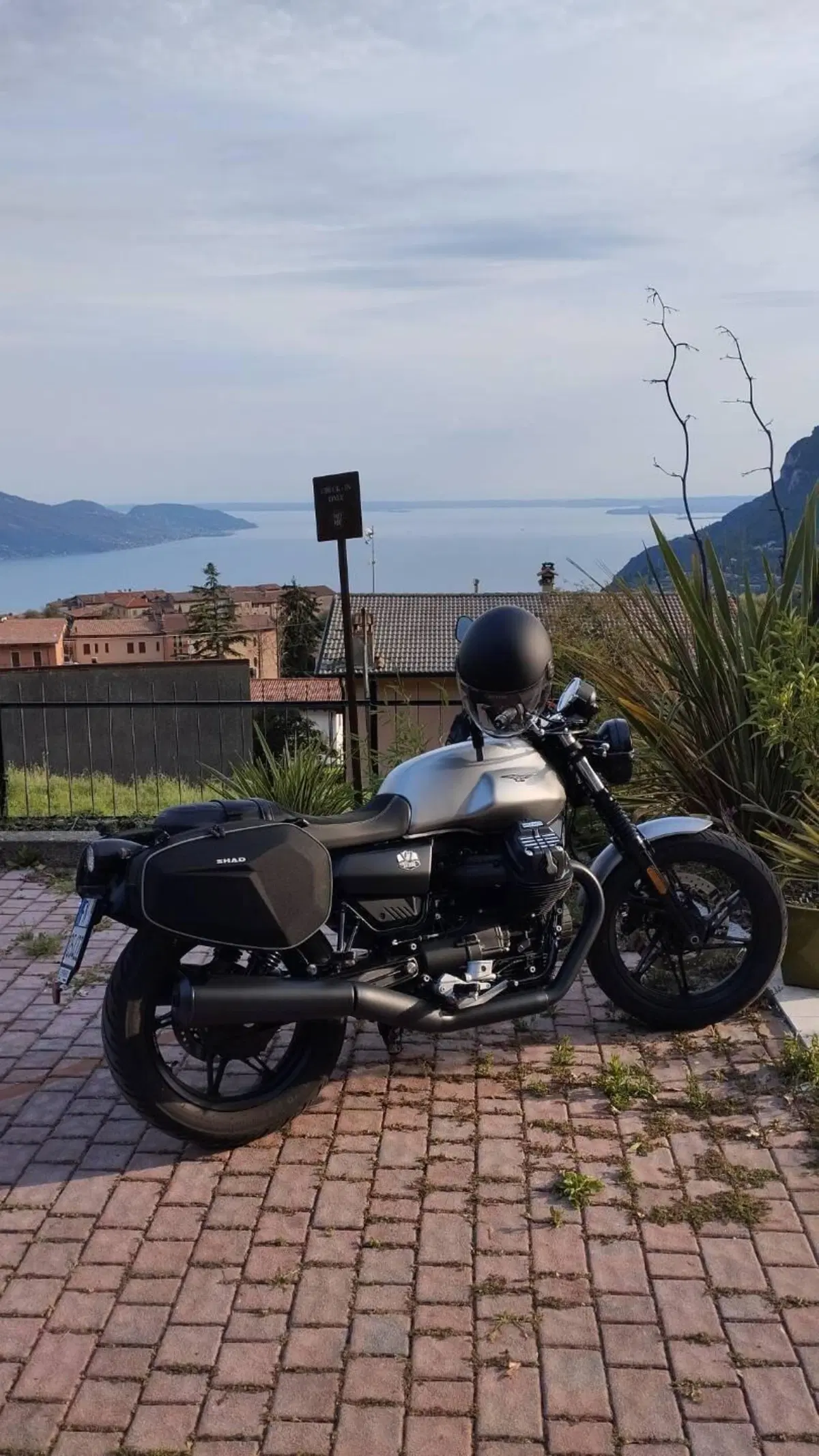 Moto Guzzi V7 Stone (2021 - 24) (2)