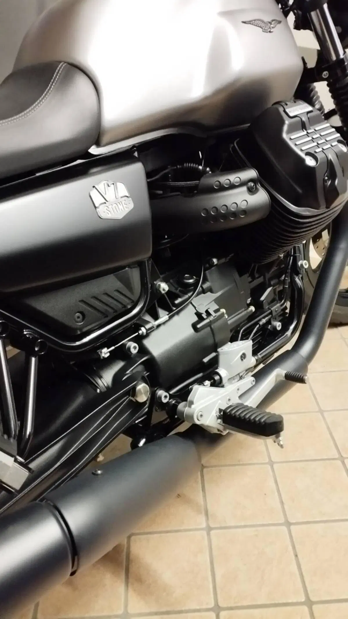 Moto Guzzi V7 Stone (2021 - 24) (8)