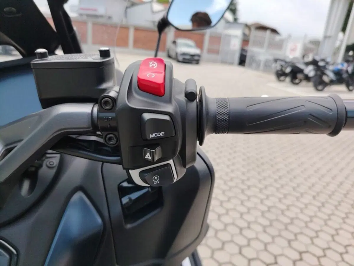 Yamaha T-Max 560 (2022 - 24) (10)
