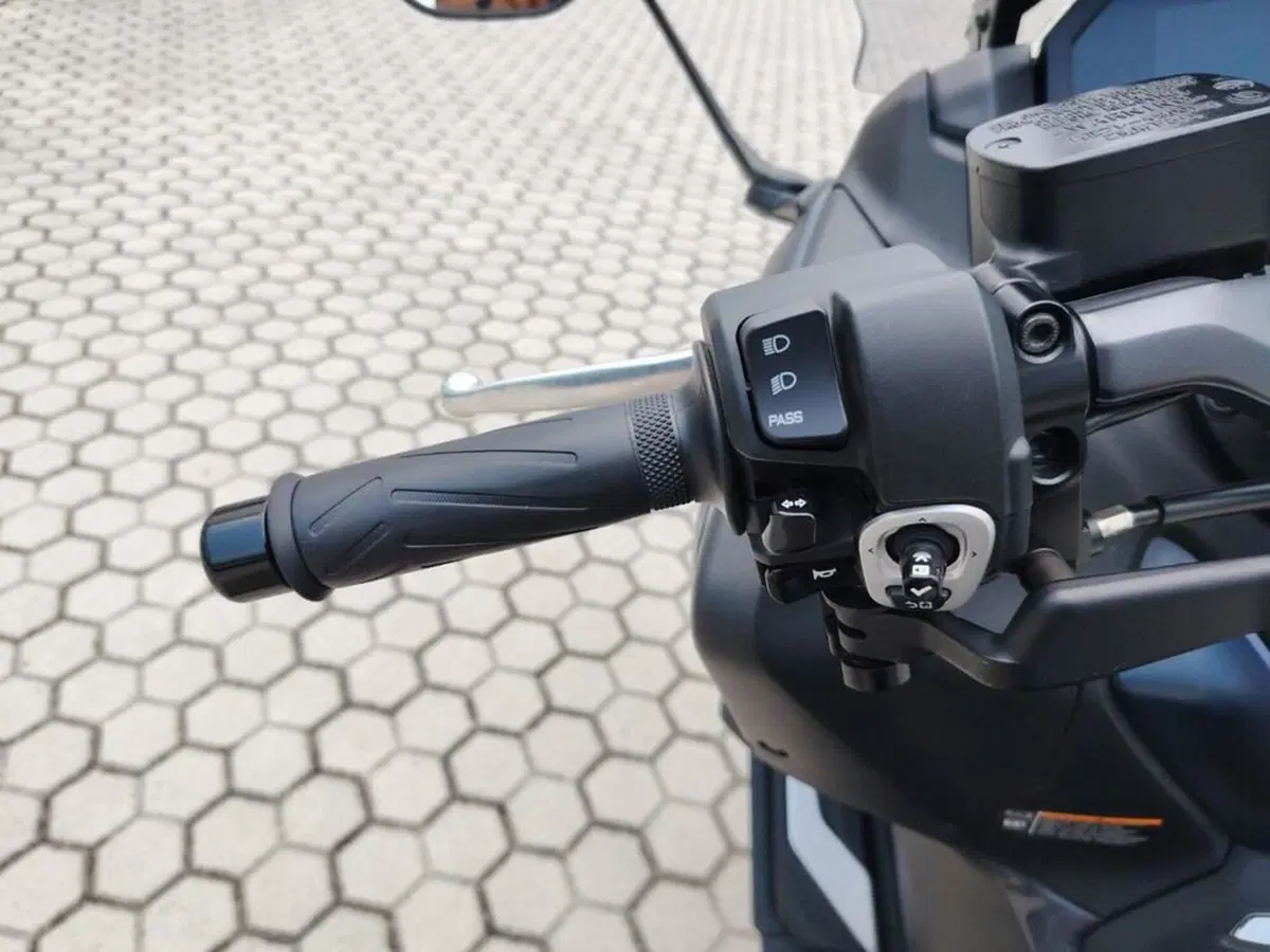 Yamaha T-Max 560 (2022 - 24) (9)