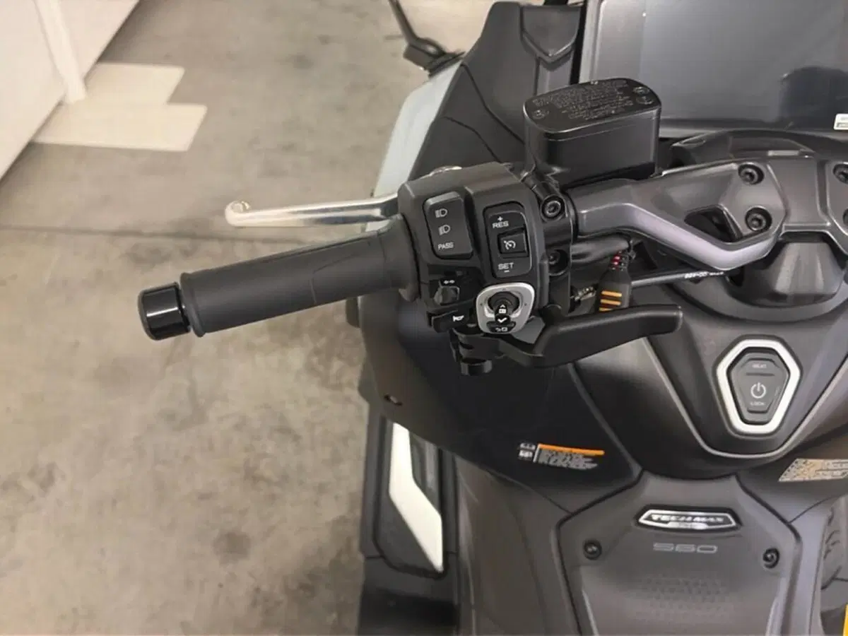 Yamaha T-Max 560 Tech Max (2025 - 26) (7)