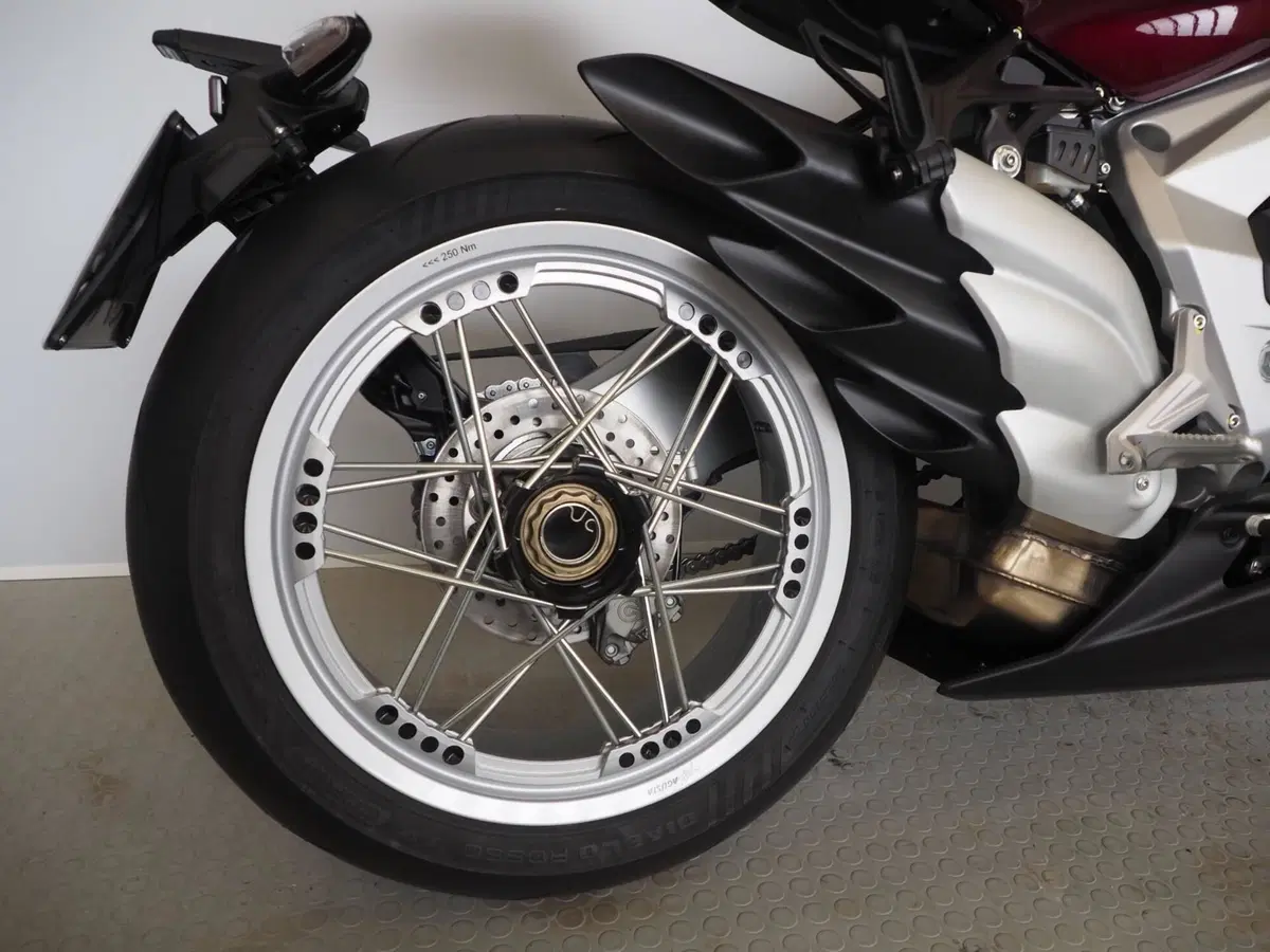 MV Agusta Superveloce 800 98 (2023 - 26) (3)