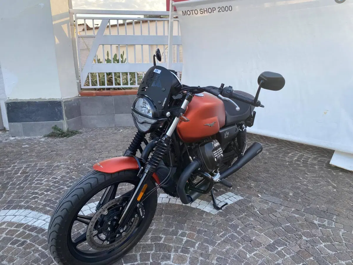 Moto Guzzi V7 Stone (2021 - 24)