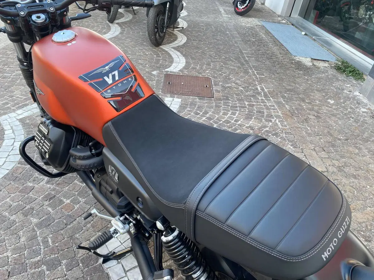 Moto Guzzi V7 Stone (2021 - 24) (6)