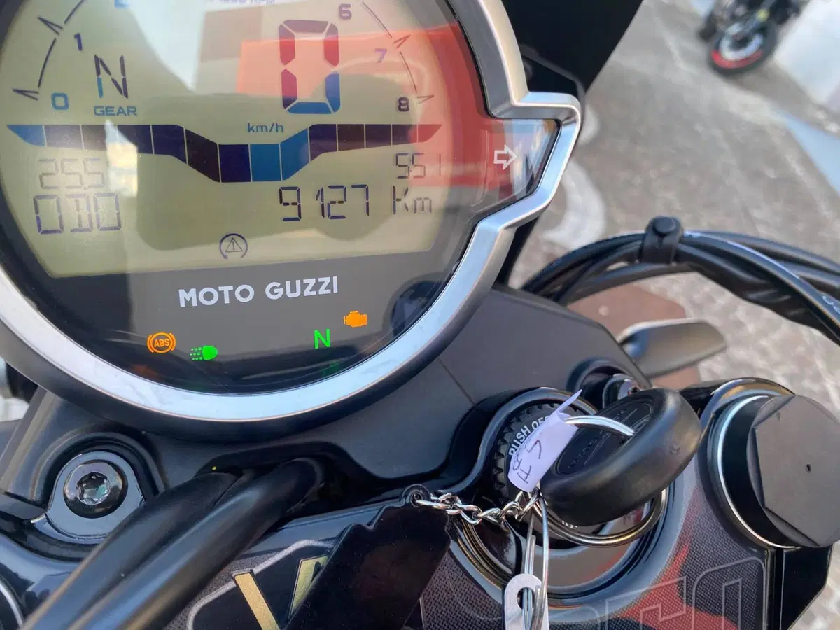 Moto Guzzi V7 Stone (2021 - 24) (3)