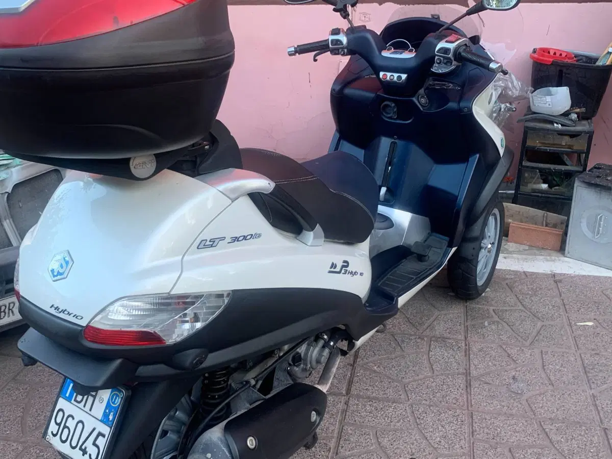 Piaggio MP3 300 Hybrid ERL (2010 - 16) (2)