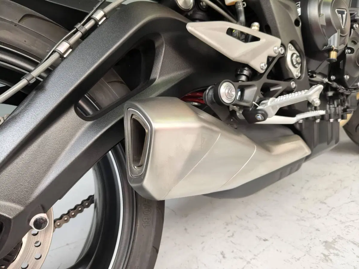 Triumph Street Triple 765 R (2023 - 26) (8)