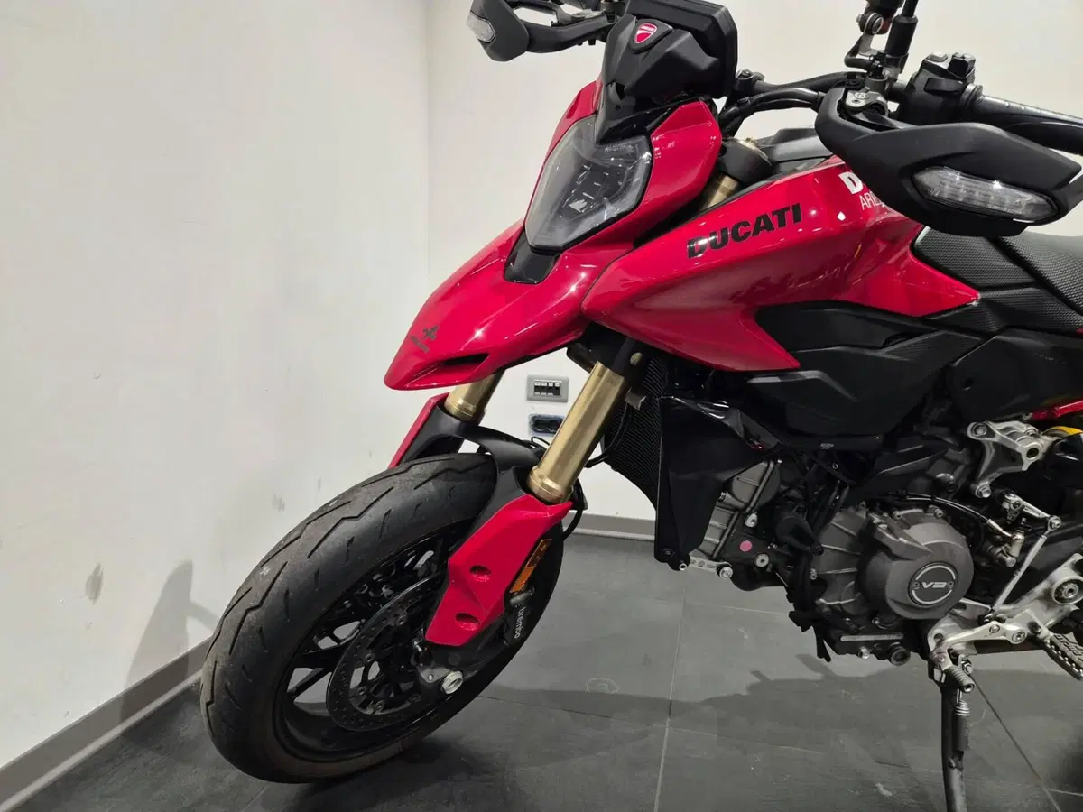 Ducati Hypermotard V2 (2026) (6)
