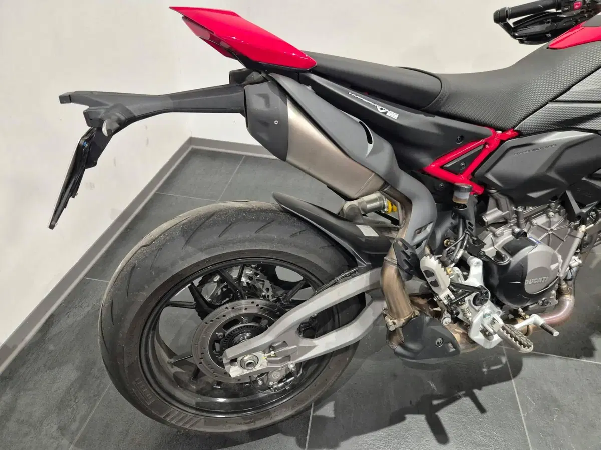 Ducati Hypermotard V2 (2026) (11)
