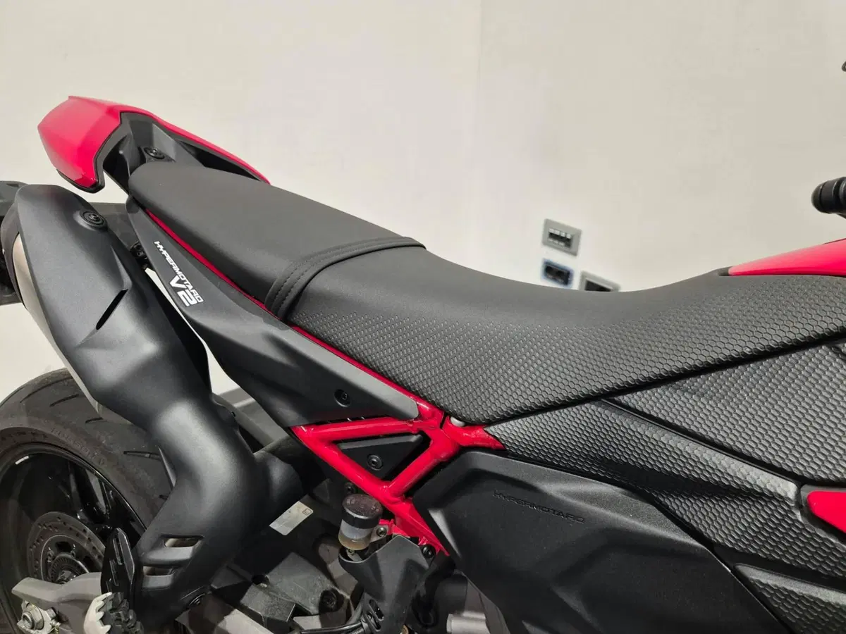 Ducati Hypermotard V2 (2026) (12)