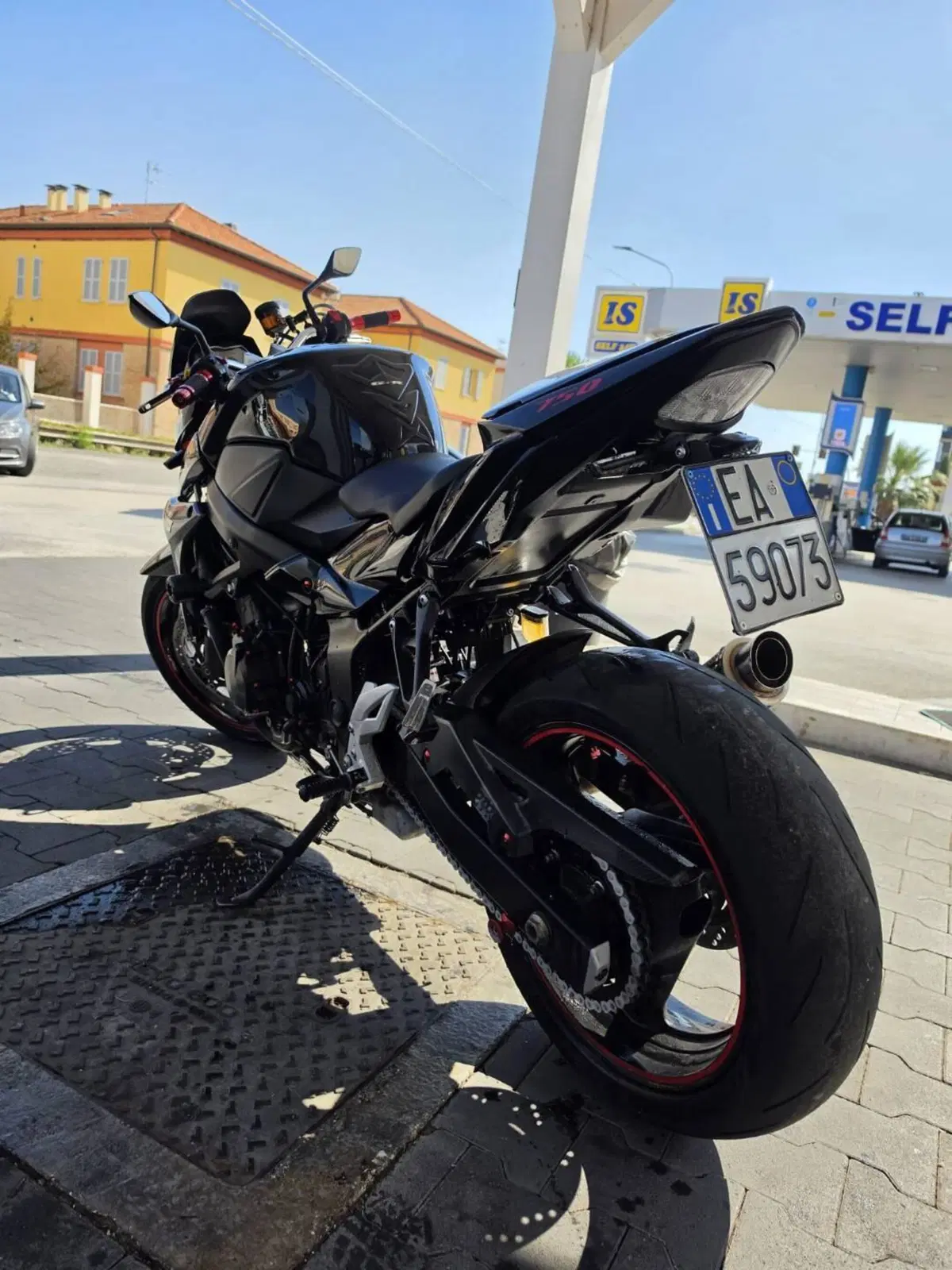 Suzuki GSR 750 (2010 - 15) (3)