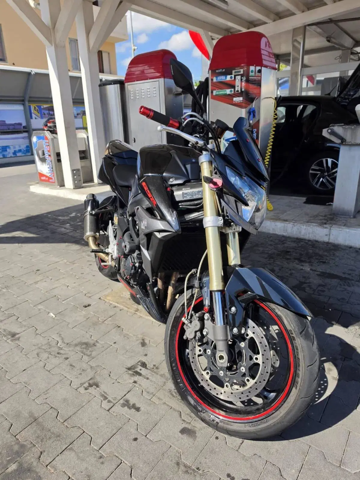 Suzuki GSR 750 (2010 - 15) (5)