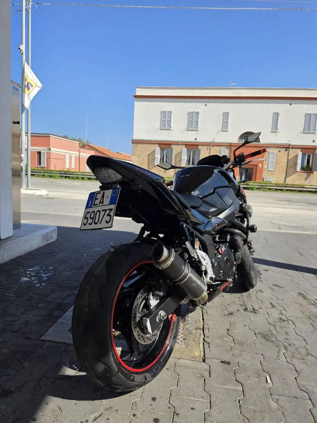 Suzuki GSR 750 (2010 - 15) (7)
