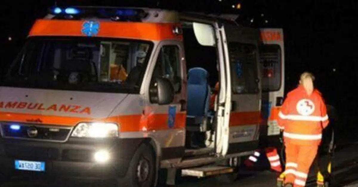 Noviglio, schianto tra moto e camion rifiuti: centauro in codice rosso