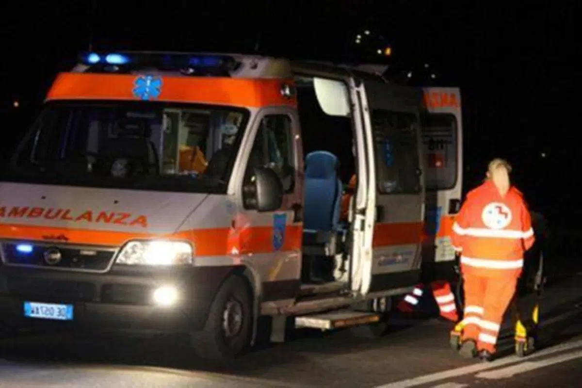 Noviglio, schianto tra moto e camion rifiuti: centauro in codice rosso