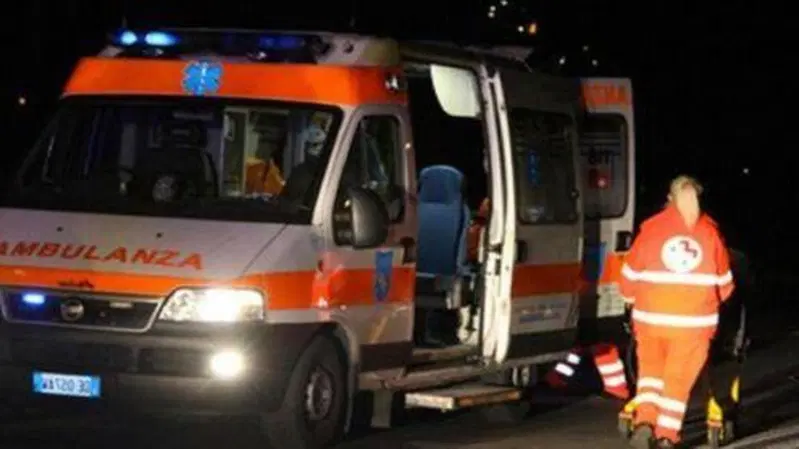 Noviglio, schianto tra moto e camion rifiuti: centauro in codice rosso