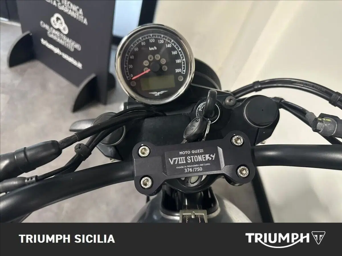 Moto Guzzi V7 III Stone S (2020) (15)