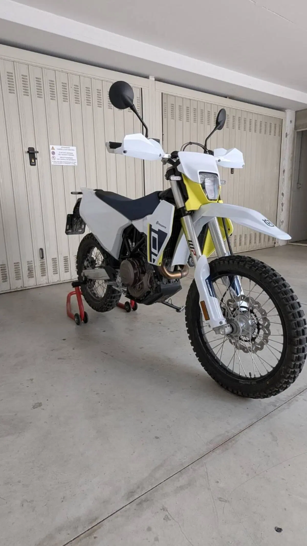 Husqvarna 701 Enduro (2026 - 27) (2)