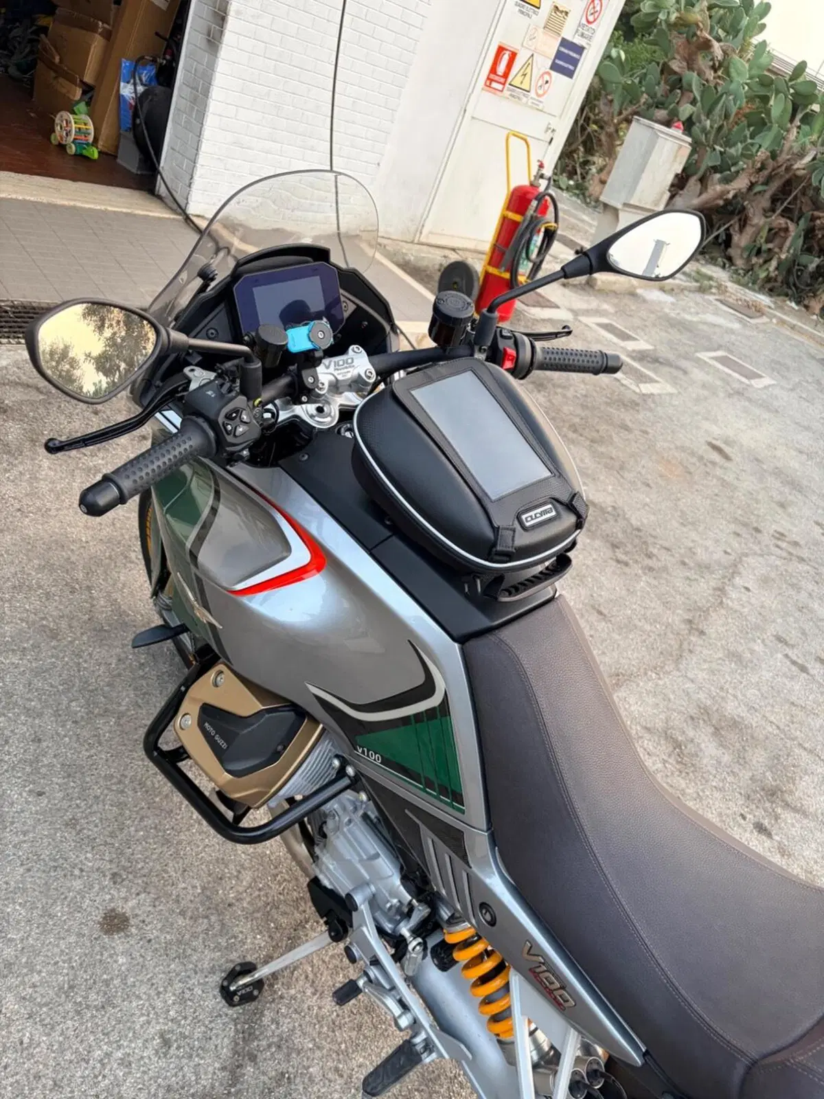 Moto Guzzi V100 Mandello S (2022 - 24) (3)