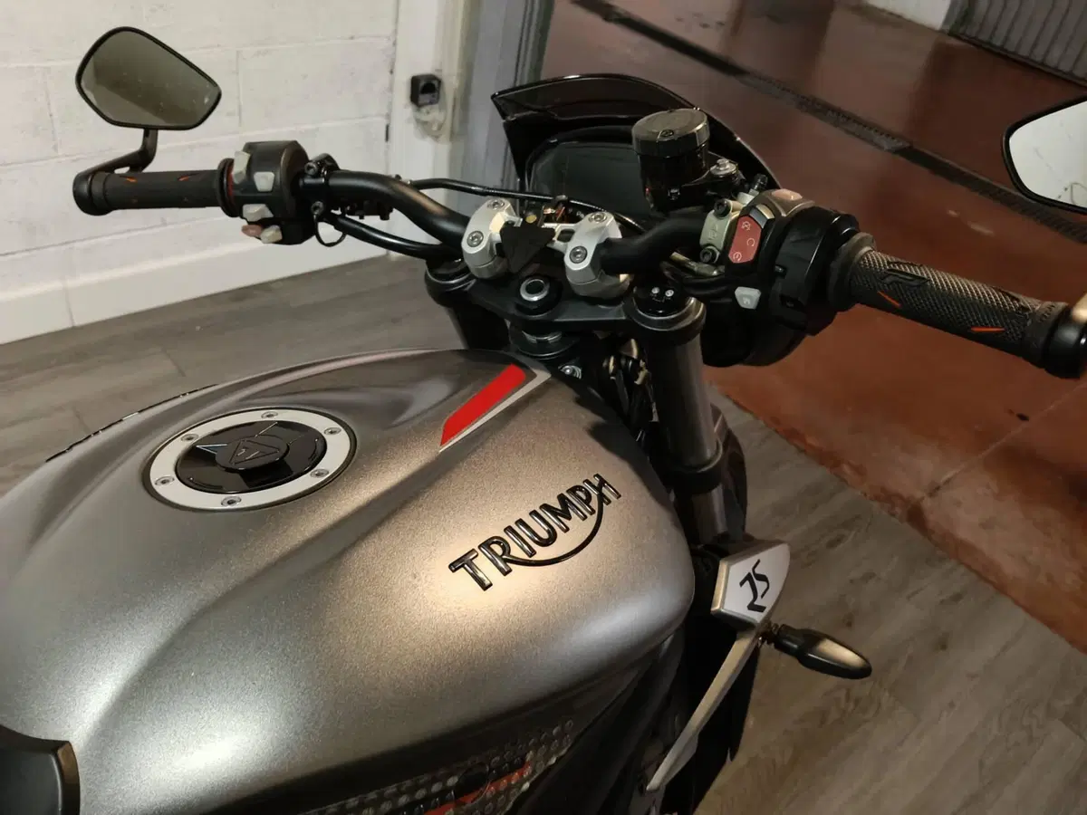 Triumph Street Triple RS (2017 - 19) (9)