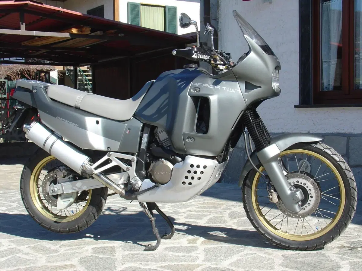 Honda XRV Africa Twin 750 RD04