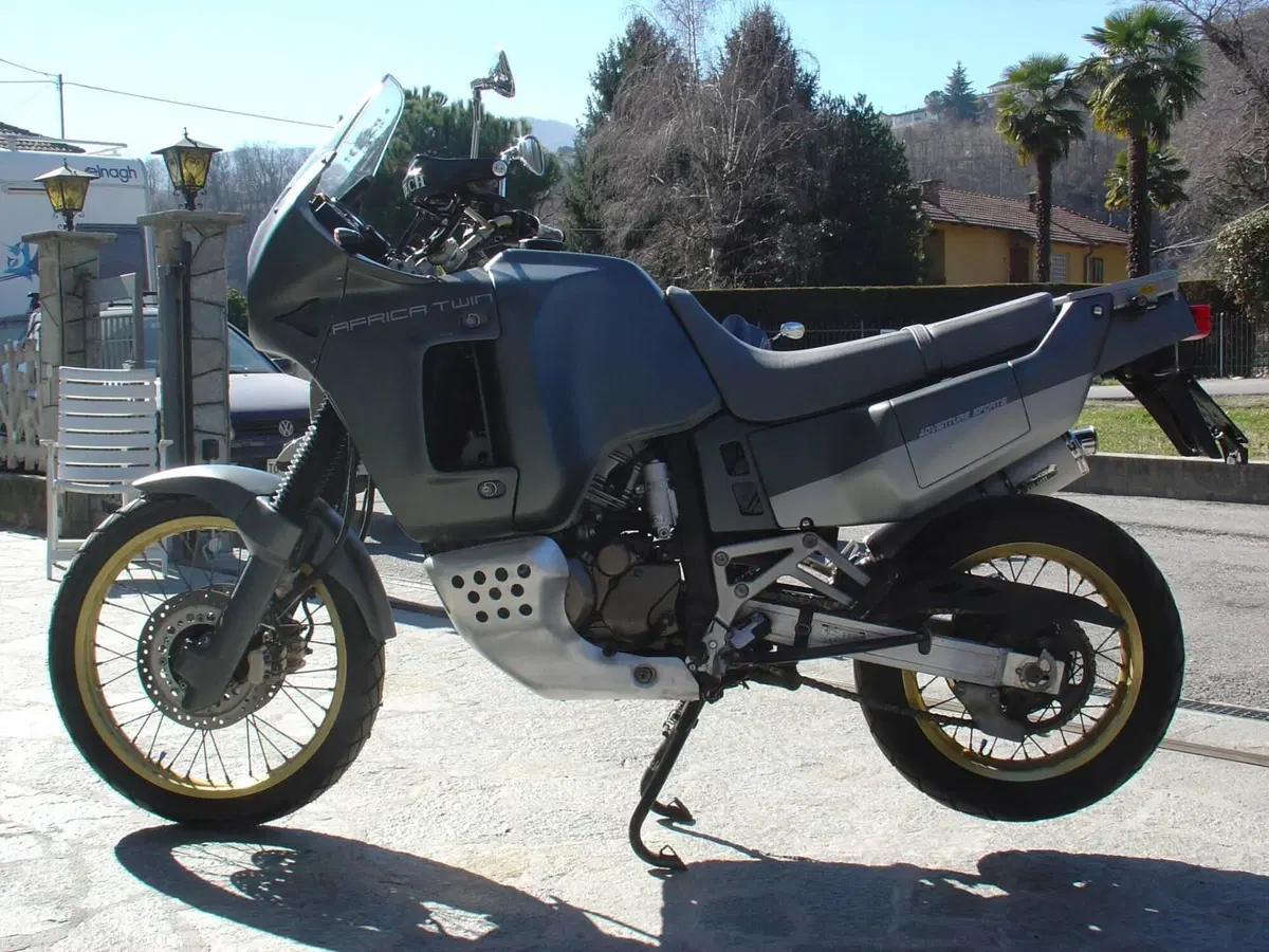 Honda XRV Africa Twin 750 RD04 (2)