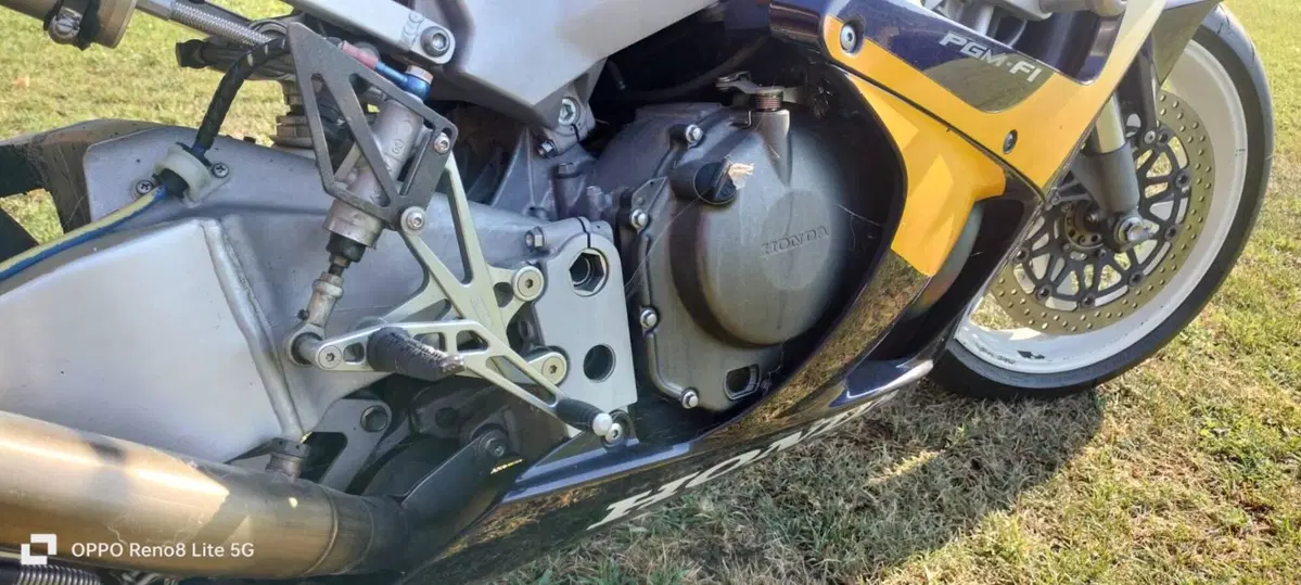 Honda CBR 900 RR Fireblade (2000 - 01) (4)
