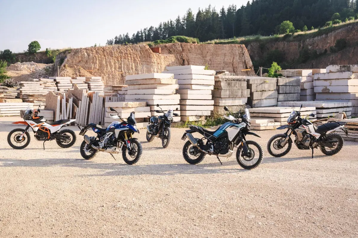 Comparativa 450 Adventure 2026: BMW F450 GS, CFMOTO 450MT, KTM 390 Adventure R, Morini Alltrhike, Himalayan 450 [VIDEO e GALLERY]