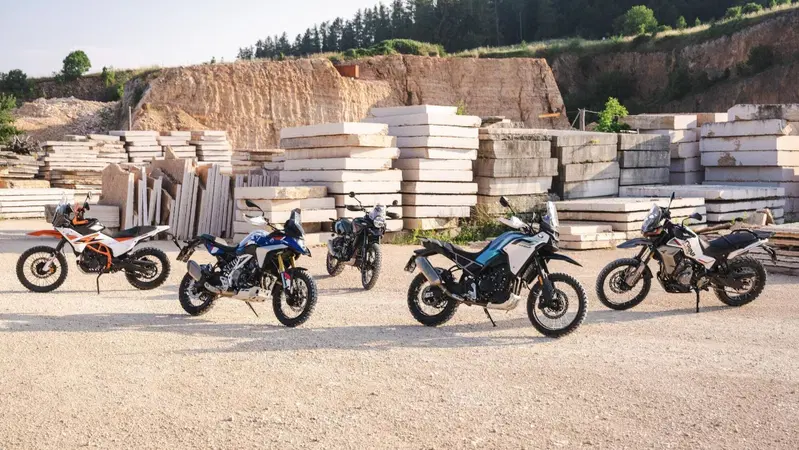 Comparativa 450 Adventure 2026: BMW F450 GS, CFMOTO 450MT, KTM 390 Adventure R, Morini Alltrhike, Himalayan 450 [VIDEO e GALLERY]