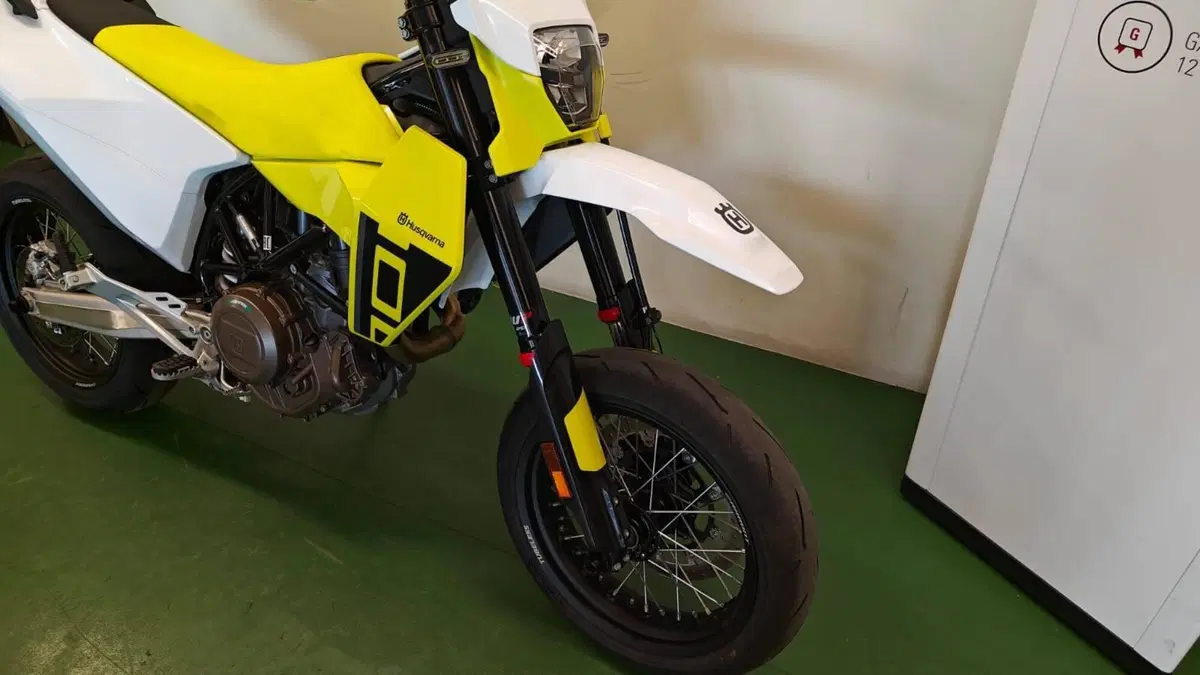 Husqvarna 701 Supermoto (2026) (5)