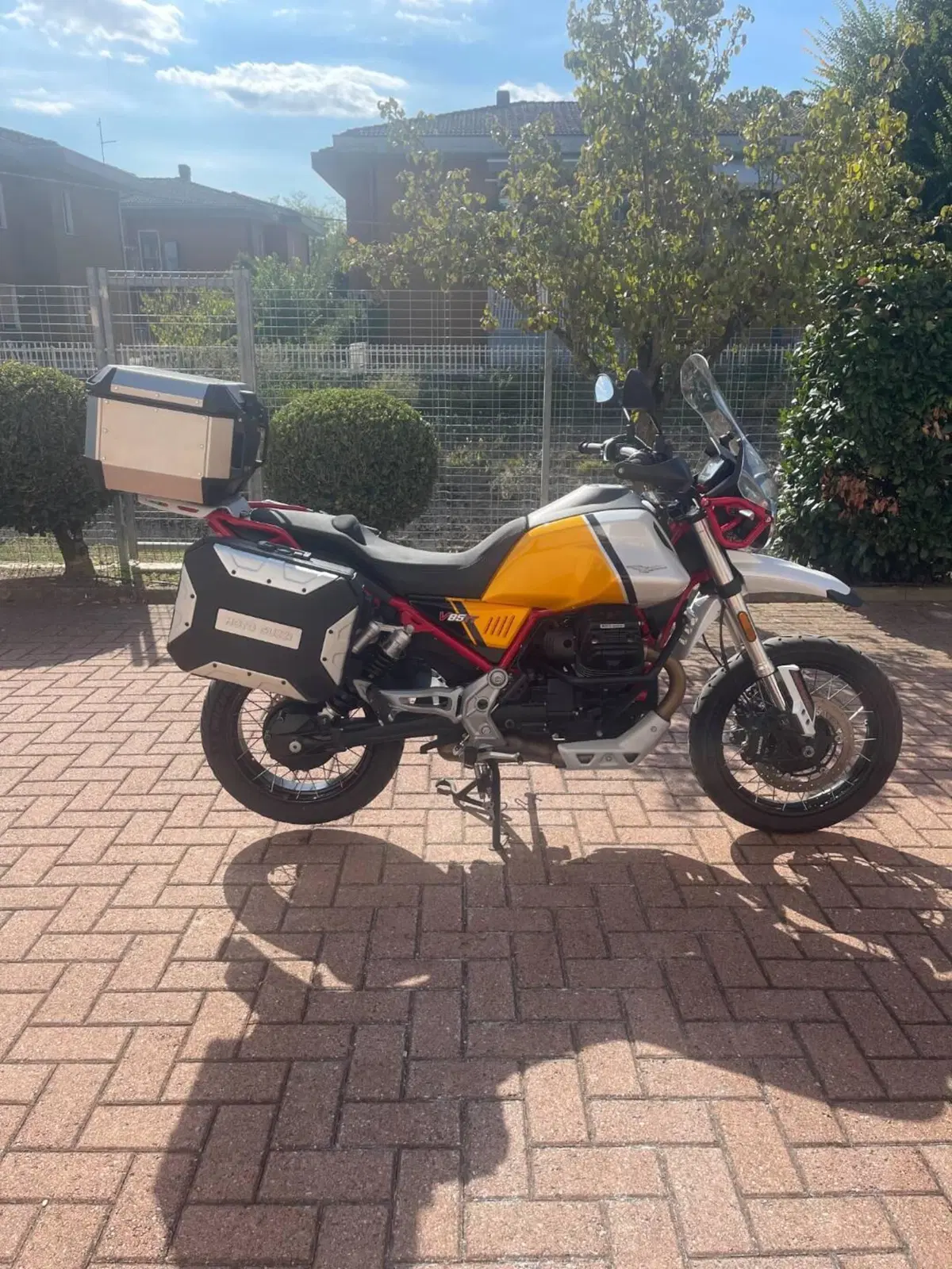 Moto Guzzi V85 TT Evocative Graphics (2021 - 23)