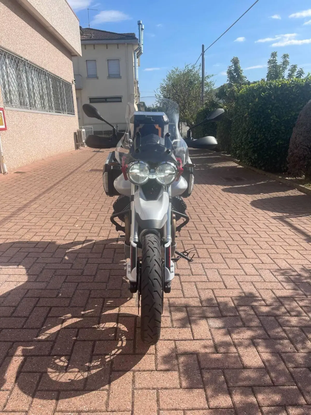 Moto Guzzi V85 TT Evocative Graphics (2021 - 23) (2)
