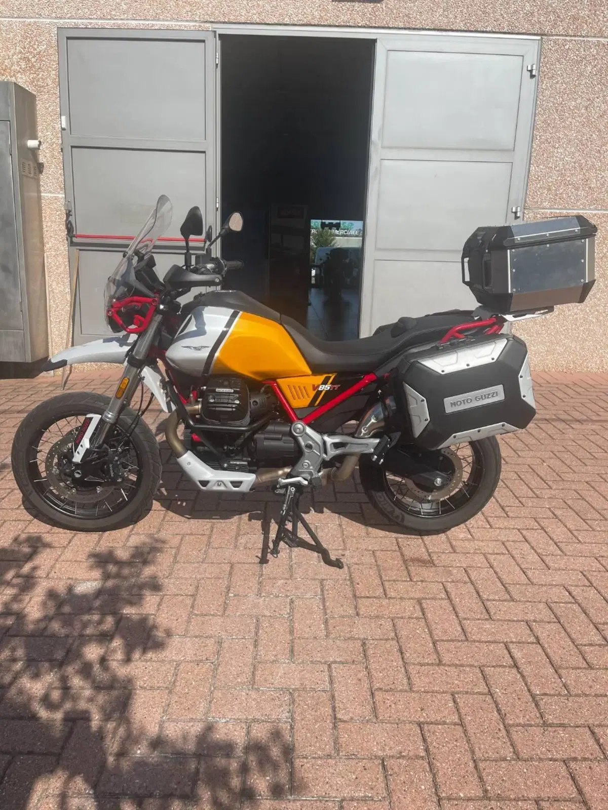 Moto Guzzi V85 TT Evocative Graphics (2021 - 23) (3)