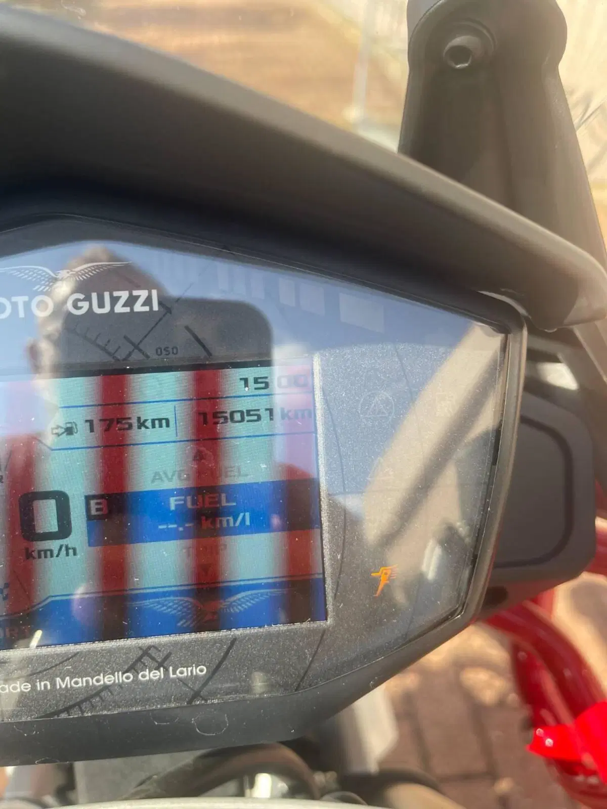 Moto Guzzi V85 TT Evocative Graphics (2021 - 23) (4)