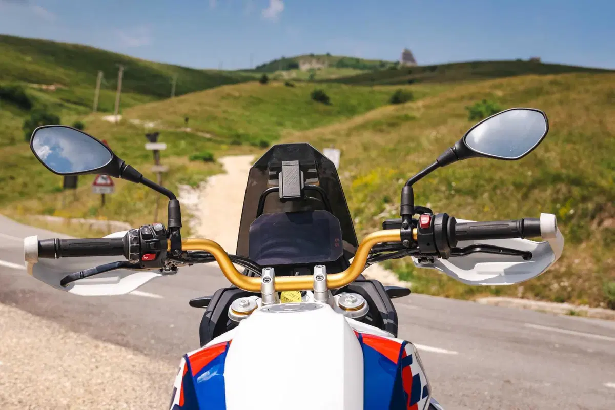 Comparativa 450 Adventure 2026: BMW F450 GS, CFMOTO 450MT, KTM 390 Adventure R, Morini Alltrhike, Himalayan 450 [VIDEO] (7)