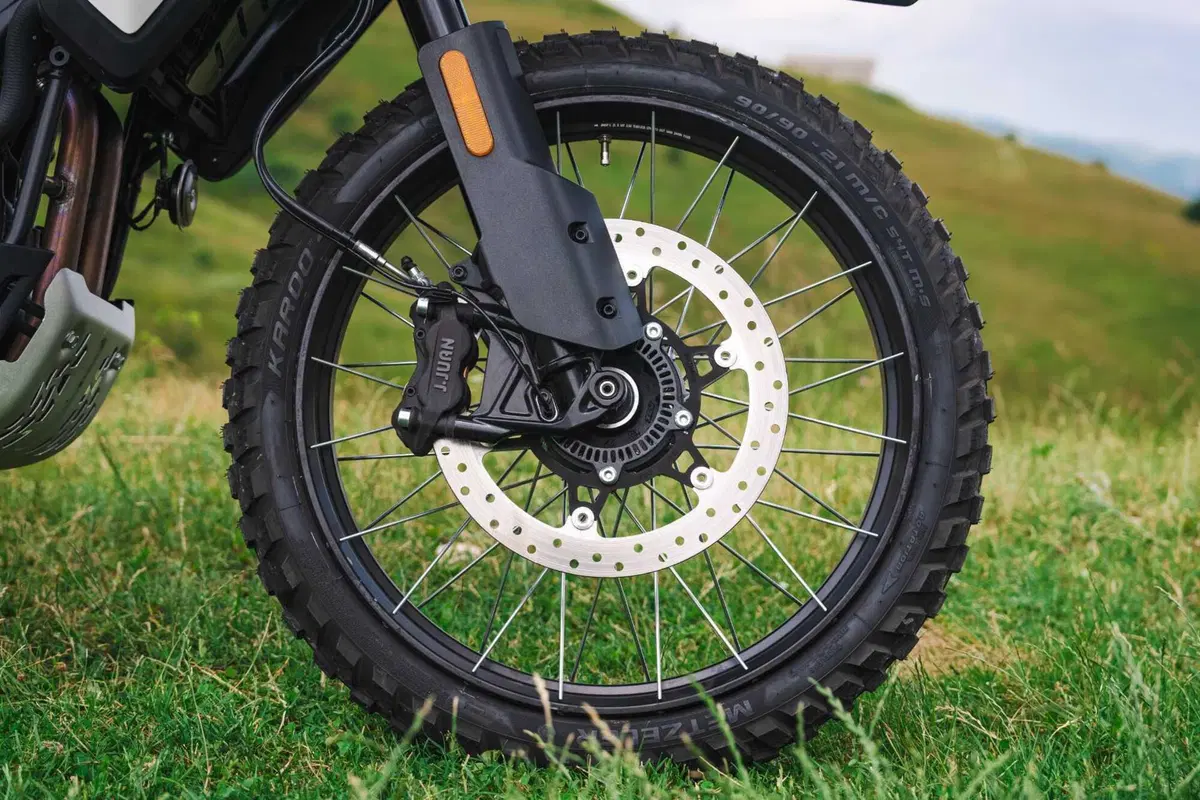 Comparativa 450 Adventure 2026: BMW F450 GS, CFMOTO 450MT, KTM 390 Adventure R, Morini Alltrhike, Himalayan 450 [VIDEO] (12)