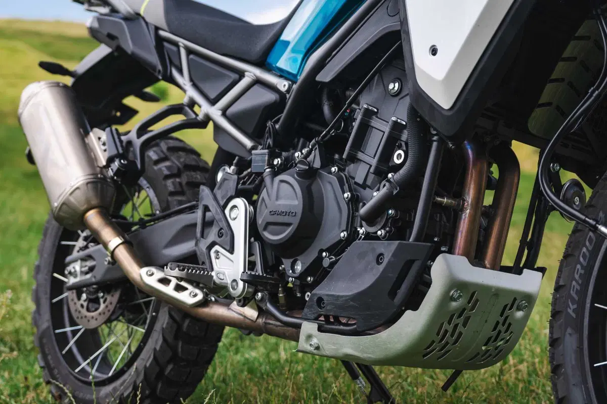 Comparativa 450 Adventure 2026: BMW F450 GS, CFMOTO 450MT, KTM 390 Adventure R, Morini Alltrhike, Himalayan 450 [VIDEO] (16)