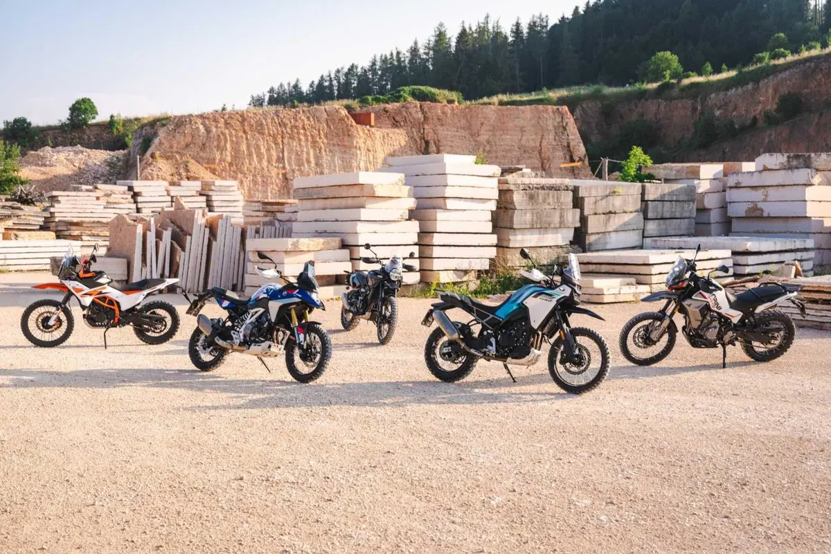 Comparativa 450 Adventure 2026: BMW F450 GS, CFMOTO 450MT, KTM 390 Adventure R, Morini Alltrhike, Himalayan 450 [VIDEO]