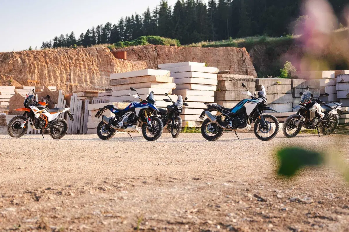 Comparativa 450 Adventure 2026: BMW F450 GS, CFMOTO 450MT, KTM 390 Adventure R, Morini Alltrhike, Himalayan 450 [VIDEO] (20)