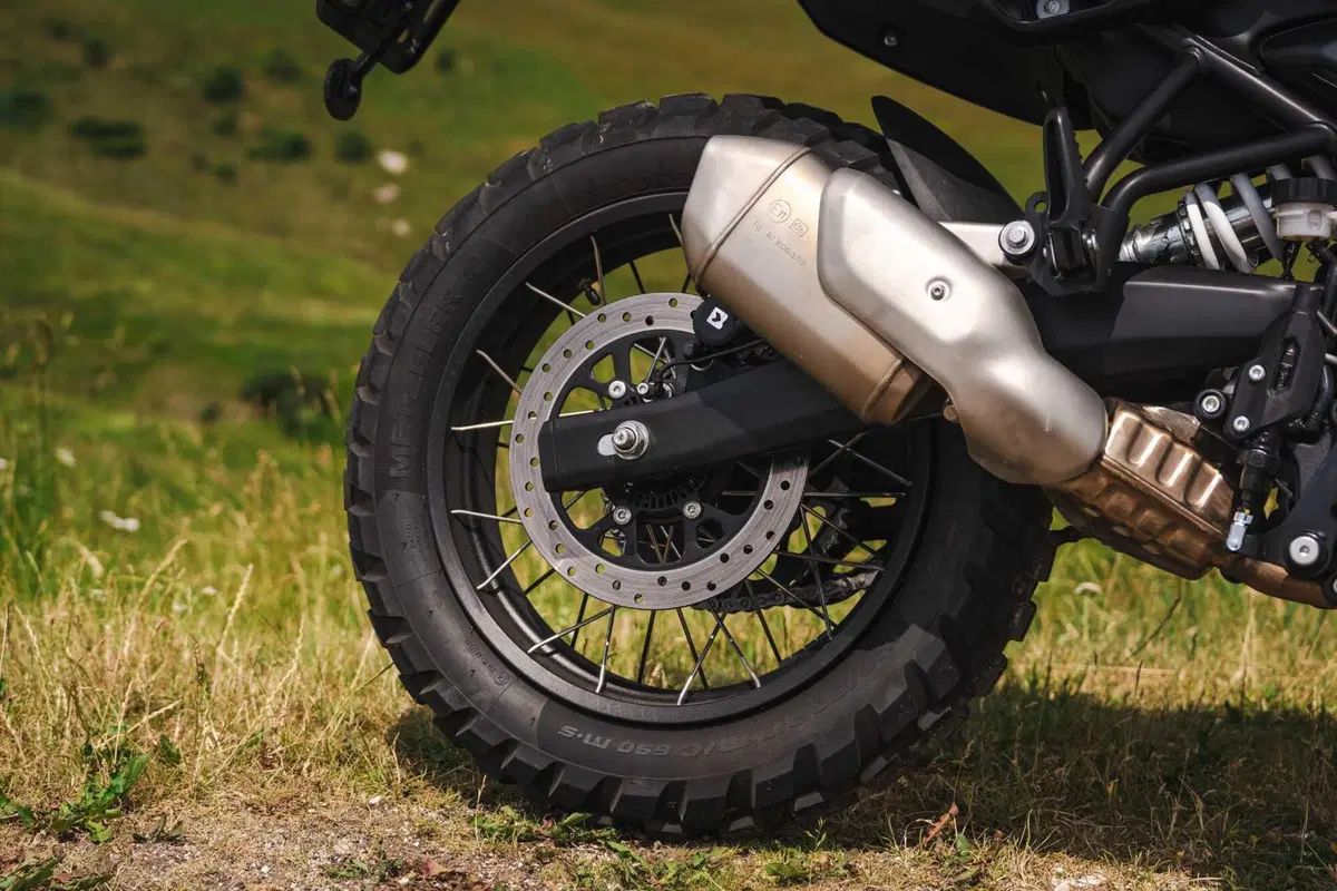 Comparativa 450 Adventure 2026: BMW F450 GS, CFMOTO 450MT, KTM 390 Adventure R, Morini Alltrhike, Himalayan 450 [VIDEO] (33)