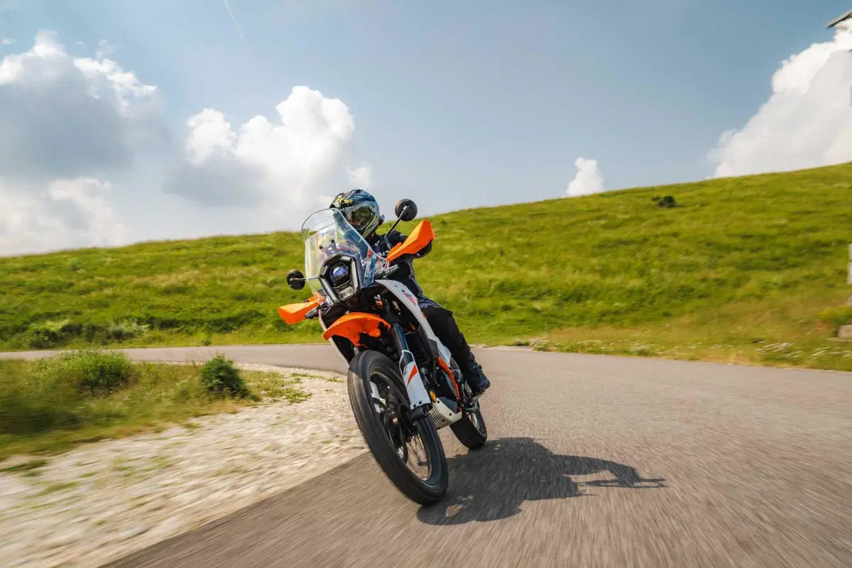 Comparativa 450 Adventure 2026: BMW F450 GS, CFMOTO 450MT, KTM 390 Adventure R, Morini Alltrhike, Himalayan 450 [VIDEO] (35)