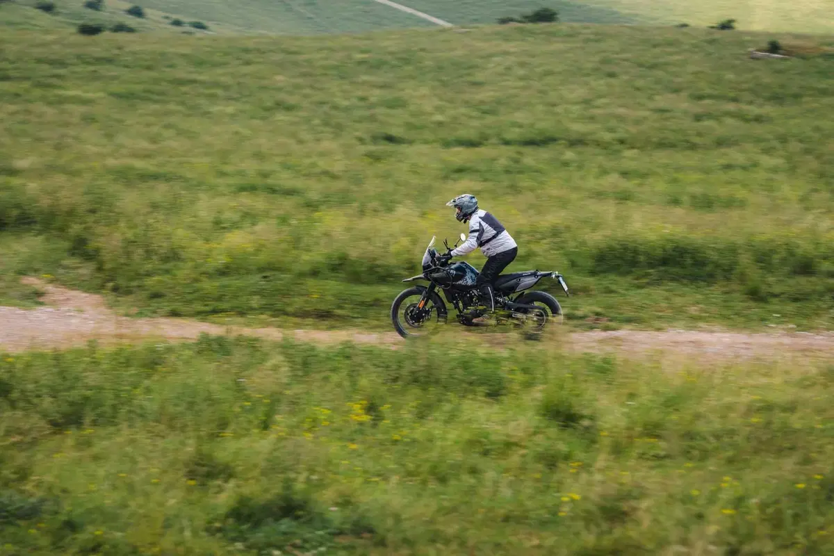 Comparativa 450 Adventure 2026: BMW F450 GS, CFMOTO 450MT, KTM 390 Adventure R, Morini Alltrhike, Himalayan 450 [VIDEO] (41)