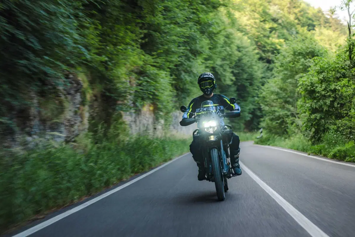 Comparativa 450 Adventure 2026: BMW F450 GS, CFMOTO 450MT, KTM 390 Adventure R, Morini Alltrhike, Himalayan 450 [VIDEO] (53)