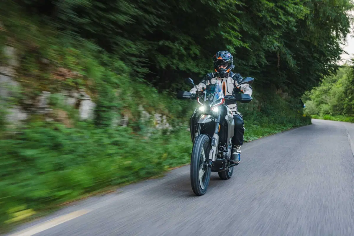 Comparativa 450 Adventure 2026: BMW F450 GS, CFMOTO 450MT, KTM 390 Adventure R, Morini Alltrhike, Himalayan 450 [VIDEO] (55)