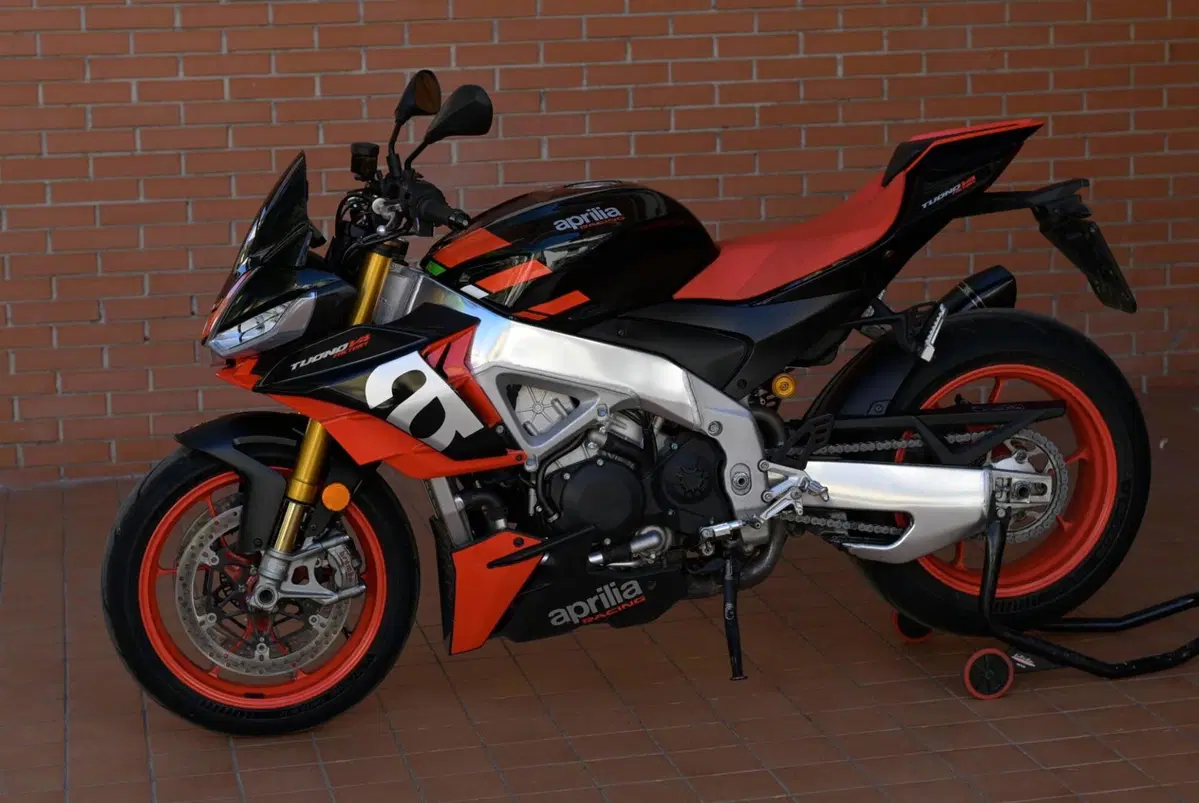 Aprilia Tuono V4 Factory (2021 - 24) (2)