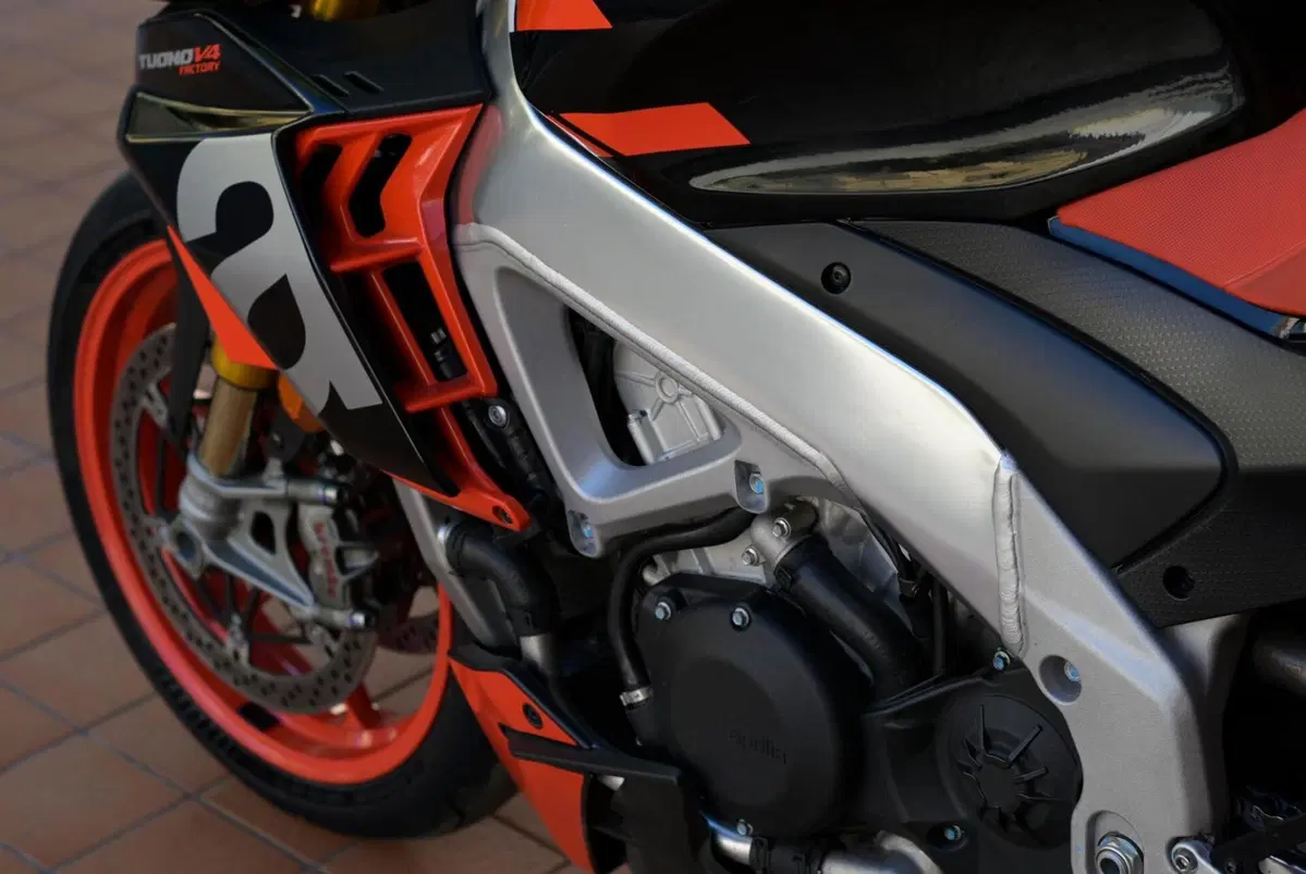 Aprilia Tuono V4 Factory (2021 - 24) (9)